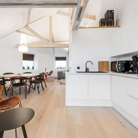 Design Loft Near The Of 아파트 헨트